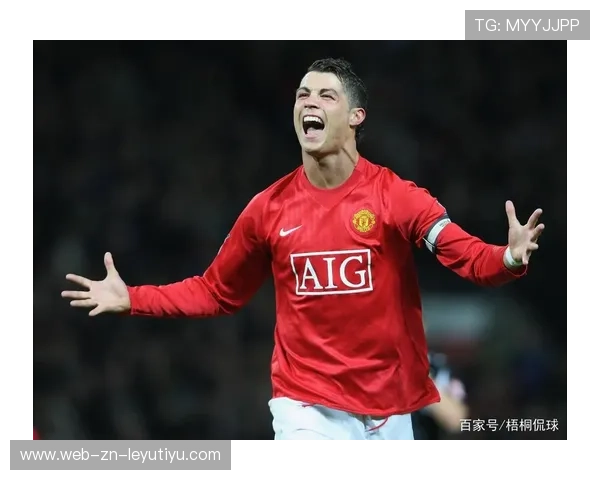 C罗被拍夜跑中途帮一名迷路老人，暖心场面传开